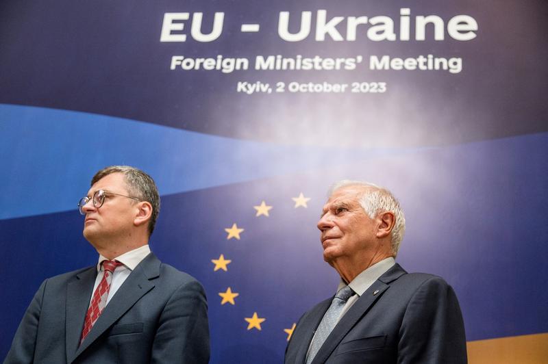 Dmitro Kuleba și Josep Borrell, la reuniunea miniştrilor de externe ai UE de la Kiev, Foto: Handout / AFP / Profimedia