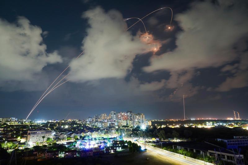 Sistemul israelian de apărare aeriană Iron Dome trage pentru a intercepta o rachetă trasă din Gaza, Foto: Tsafrir Abayov / AP / Profimedia