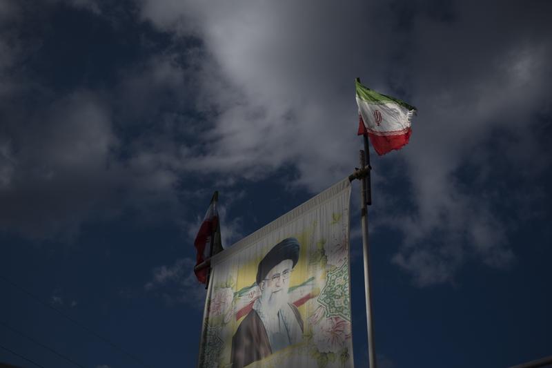 Banner cu ayatollahul suprem Ali Khamenei în Iran, Foto: Morteza Nikoubazl/NurPhoto / Shutterstock Editorial / Profimedia