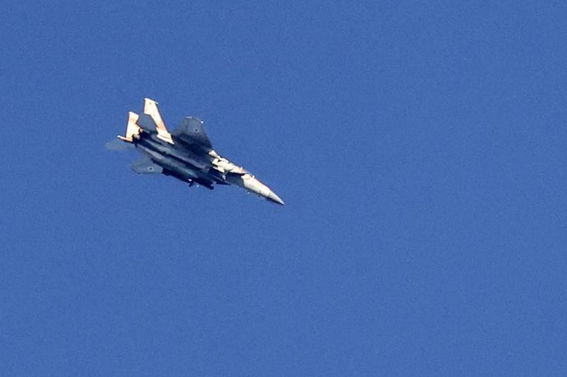 Un avion de vânătoare F-15 al forțelor aeriene israeliene zboară în apropierea graniței cu Fâșia Gaza, Foto: JACK GUEZ / AFP / Profimedia