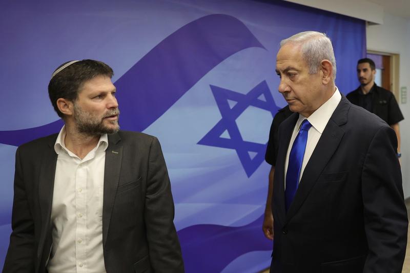 Ministrul israelian al finantelor Bezalel Smotrich alaturi de premierul Netanyahu, Foto: Abir Sultan / AP / Profimedia