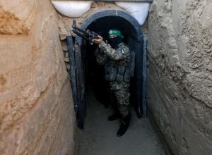 Luptator Hamas in fata unui tunel din Fasia Gaza, Foto: SOPA Images / Sipa Press / Profimedia