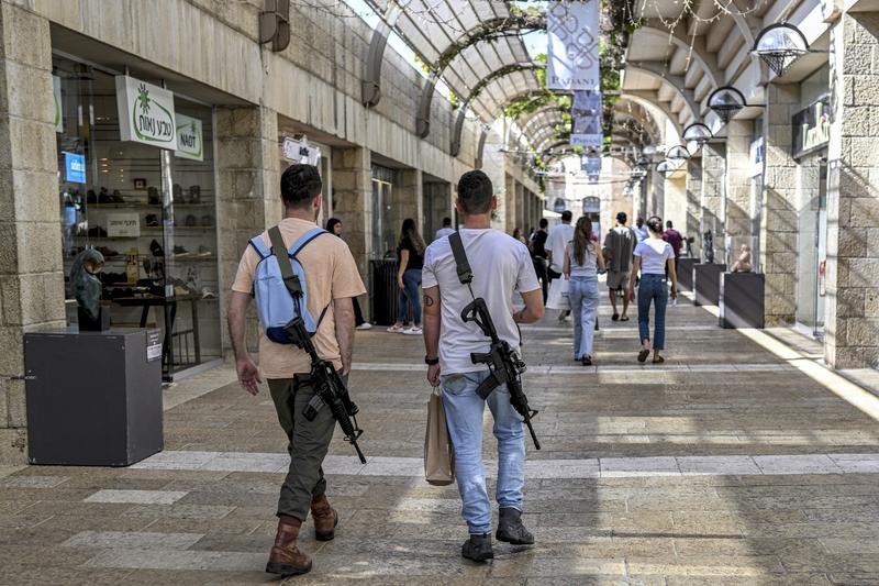 Israelieni înarmați pe o stradă din Ierusalim, Foto: Yuri CORTEZ / AFP / Profimedia