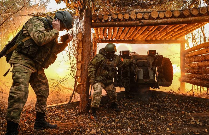 Militarii ruși din unitatea de artilerie a Districtului Militar Central trag cu un obuzier D-30 spre pozițiile ucrainene, în Lugansk, Foto: Stanislav Krasilnikov / Sputnik / Profimedia