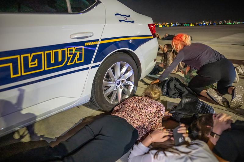 Delegația cancelarului german Olaf Scholz stau pe pământ în Tel Aviv după o nouă alertă pentru rachete, Foto: Michael Kappeler / DPA / Profimedia