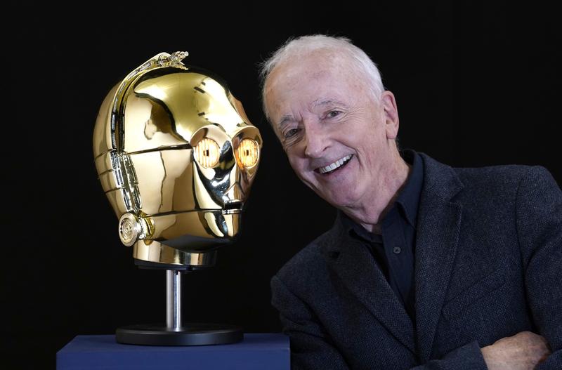 Actorul Anthony Daniels alaturi de capul robotului pe care l-a jucat in „Star Wars”, Foto: Andrew Matthews / PA Images / Profimedia