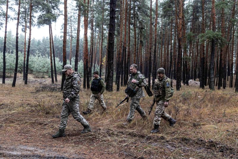 Soldați ucraineni într-o pădure din zona Harkov, Foto: AA/ABACA / Abaca Press / Profimedia