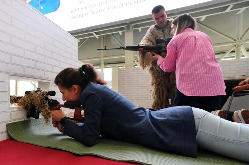 Rusoaice mânuind puști cu lunetă la un forum militar din Moscova, Foto: Mikhail Voskresenskiy / Sputnik / Profimedia