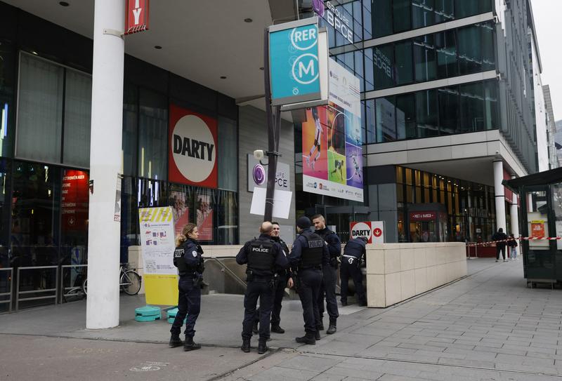 Polițiști francezi în Paris, la locul unui incident, Foto: Geoffroy VAN DER HASSELT / AFP / Profimedia