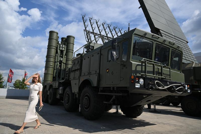 Un sistem de rachete antiaeriene S-400 Triumf expus la Forumului internațional de tehnică militară Army 2023 din Rusia, Foto: Maksim Blinov / Sputnik / Profimedia