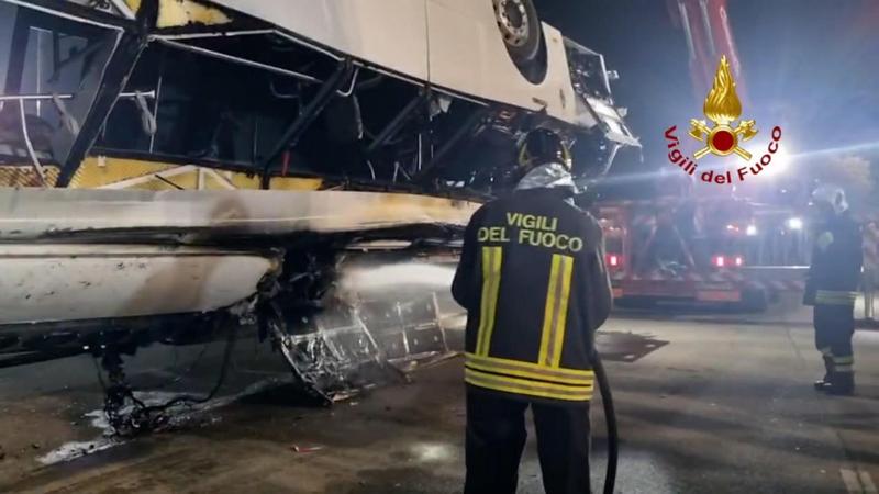 Autocarul care a căzut de pe un pasaj rutier la periferia Veneției a luat foc la impactul cu solul, Foto: Vigili Del Fuoco / Zuma Press / Profimedia