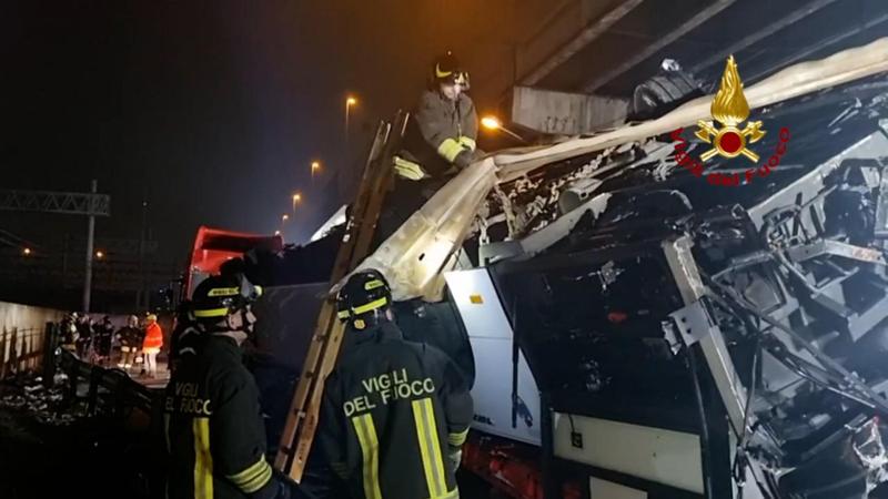 Patru romani se afla printre victimele accidentului din Mestre, unde un autocar a cazut de pe un pod, Foto: Vigili Del Fuoco / Zuma Press / Profimedia