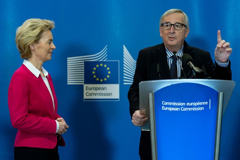 Jean-Claude Juncker si Ursula von der Leyen in 2019, la predarea presedintiei Comisiei Europene, Foto: Kenzo Tribouillard / Associated Press / Profimedia Images