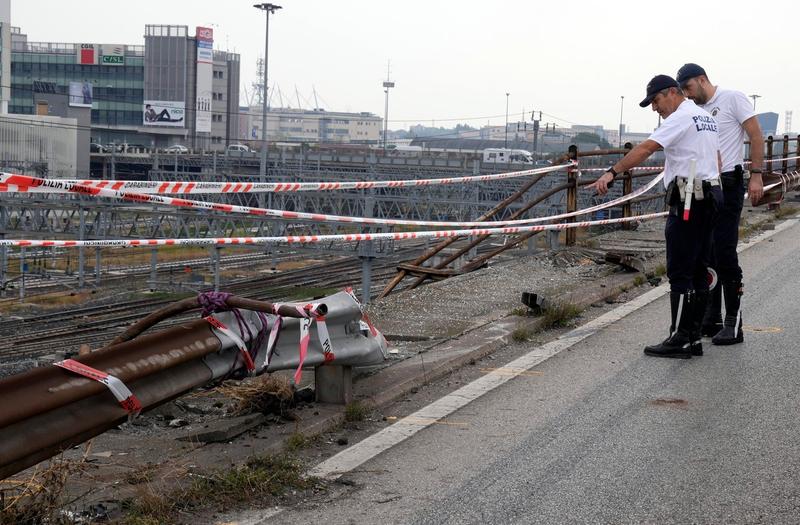 Polițiști italieni pe pasarela de unde a căzut în gol un autocar cu zeci de turiști, lângă Veneția, Foto: Antonio Calanni / AP / Profimedia