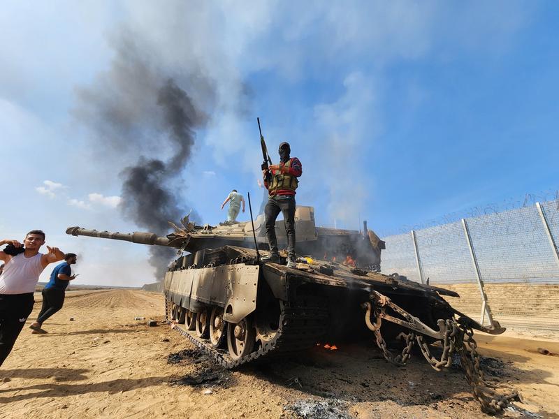 Brigăzile Al-Qassam, aripa militară a Hamas, distrug un tanc al forțelor israeliene, în Gaza, Foto: Hani Alshaer / AFP / Profimedia