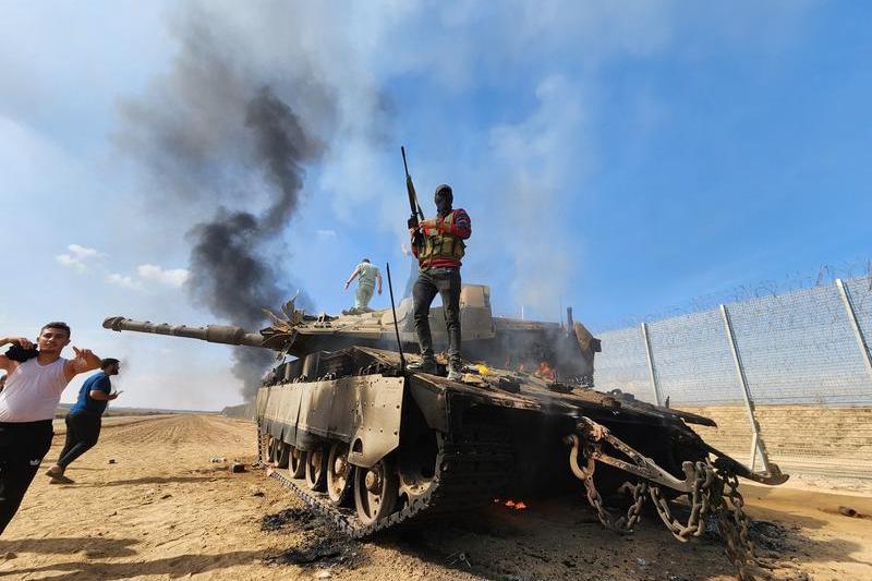 Brigăzile Al-Qassam, aripa militară a Hamas, distrug un tanc al forțelor israeliene, în Gaza, Foto: Hani Alshaer / AFP / Profimedia