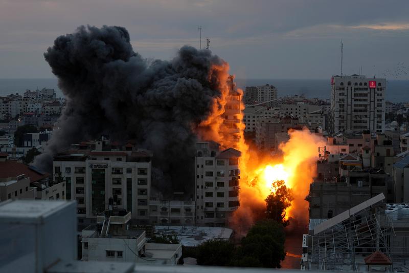 Explozie la un bloc înalt din Gaza după o lovitură aeriană israeliană, Foto: Adel Hana / AP / Profimedia