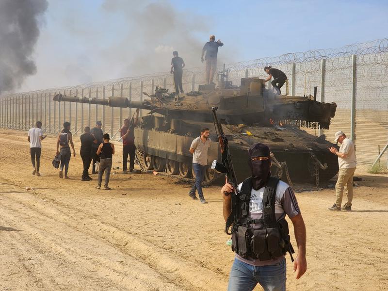 Militanți Hamas au trecut din Gaza în Israel, unde au lansat o ofensivă de amploare, Foto: Hani Alshaer / AFP / Profimedia