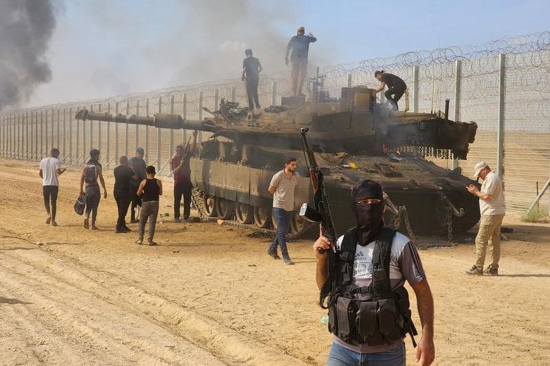 Tanc Merkava 4, distrus de militantii Hamas la granita dintre Israel si Fasia Gaza, Foto: Hani Alshaer / AFP / Profimedia