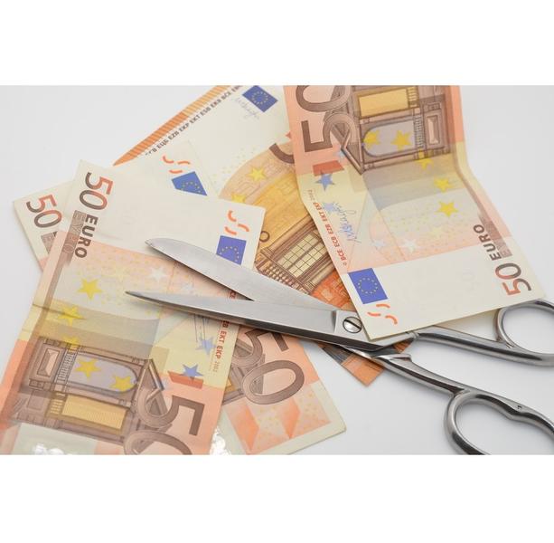 euro-bani-foarfeca, Foto: Dreamstime