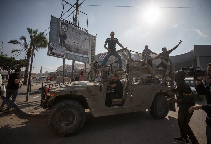 Palestinieni in Gaza intr-un vehicul militar capturat in Israel, Foto: Haitham 48 / SplashNews.com / Splash / Profimedia