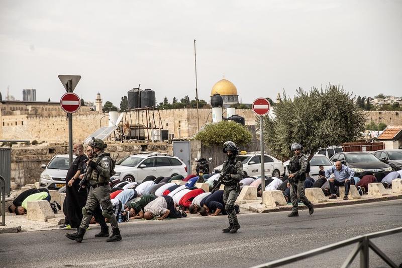 Palestinieni din Ierusalim se roagă lângă Al Aqsa, după ce armata israeliană le-a interzis accesul la moschee, Foto: AA/ABACA / Abaca Press / Profimedia