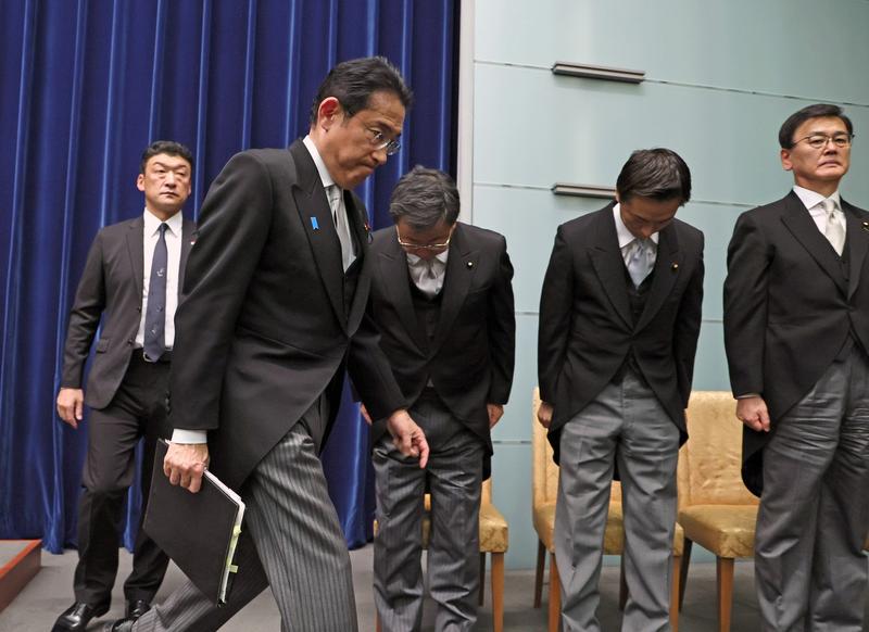 Premierul nipon Fumio Kishida (prim-plan) alaturi de membri ai cabinetului sau, Foto: POOL / Jiji Press Photo / Profimedia Images
