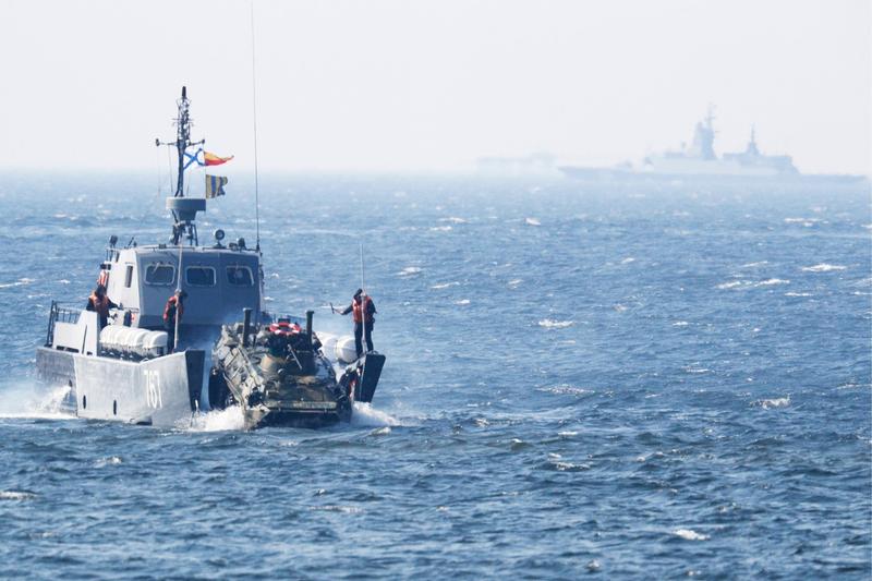 O ambarcațiune de desant din clasa Serna participă la un exercițiu militar de debarcare amfibie pe un țărm neamenajat de către forțele de asalt ale Flotei rusești din Marea Baltică, Foto: Vitaly Nevar / TASS / Profimedia Images