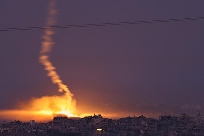 Rachete de semnalizare lansate de trupele israeliene deasupra Fâșiei Gaza în timpul bombardamentelor israeliene pe fondul luptelor în curs cu mișcarea palestiniană Hamas, Foto: Kenzo Tribouillard / AFP / Profimedia Images