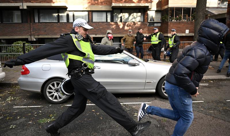 un polistist britanic fugareste un contraprotestatar de dreapta inainte de marsul pro-Palestina din Londra, Foto: JUSTIN TALLIS / AFP / Profimedia