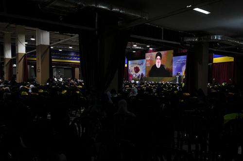 Susținători Hezbollah ascultă discursul liderului Sayyed Hassan Nasrallah, Foto: Hassan Ammar / AP - The Associated Press / Profimedia