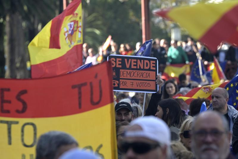 Proteste fata de planul lui Pedro Sanchez de a-i amnistia pe separatistii catalani pentru a obtine sustinerea necesara pentru un nou mandat / Apelul la proteste a fost facut de Nunez Feijoo, Foto: M. Dylan / ContactoPhoto / Profimedia