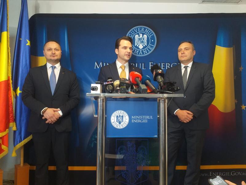Ministrul Energiei, Sebastian Burduja (centru) și președintele Asociației Energia Inteligentă, Dumitru Chisăliță (dreapta), Foto: HotNews.ro