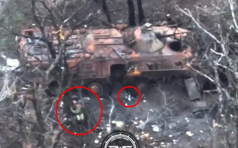 Drona kamikaze ucraineana, inainte sa intre intr-un blindat dupa niste soldati rusi, Foto: Captura video