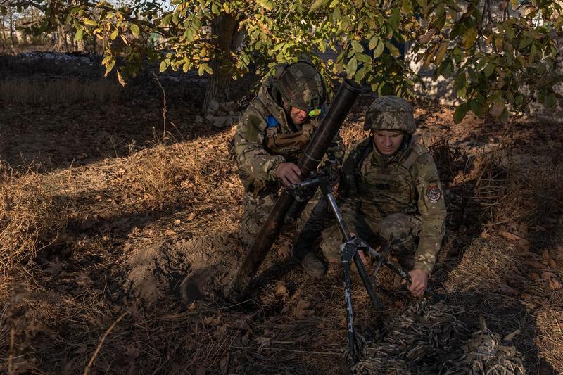 Militarii ucraineni trag cu un mortier peste râul Nipru spre pozițiile rusești, într-o locație din regiunea Herson, Foto: Roman PILIPEY / AFP / Profimedia