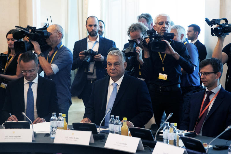 Vitor Orban alaturi de ministrul sau de externe Peter Szijjarto (in dreapta sa), Foto: ALEX HALADA / AFP / Profimedia