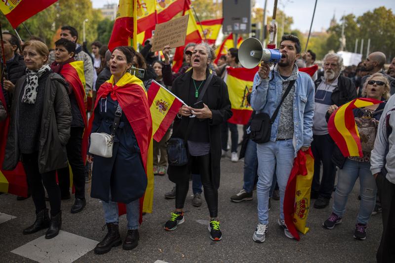 protest si baricade la Madrid in timp ce Pedro Sanchez asteapta votul de investitura, Foto: Luis Soto / Zuma Press / Profimedia