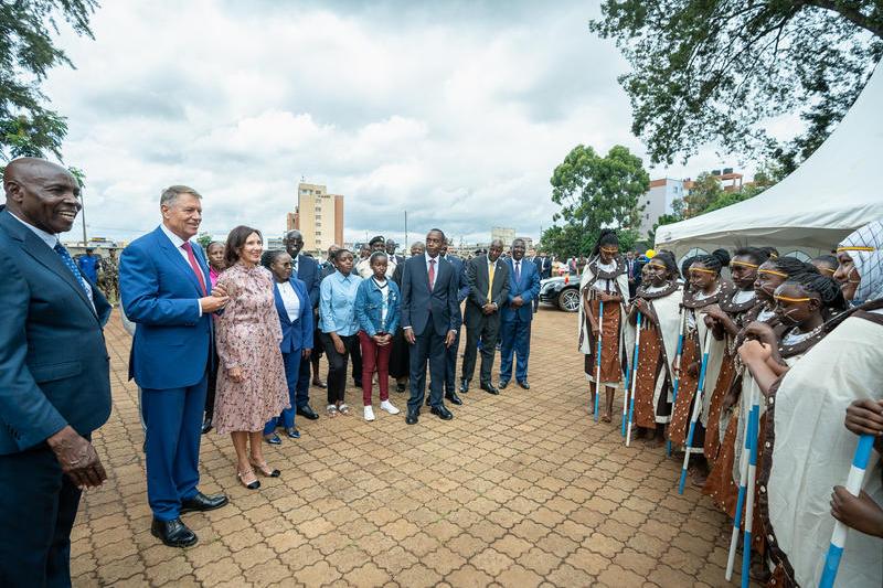 Klaus și Carmen Iohannis, asistând la un dans tradițional la un liceu din Nairobi, Foto: Administratia Prezidentiala