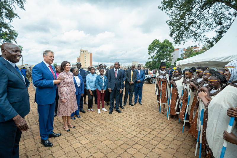 Klaus și Carmen Iohannis, asistând la un dans tradițional la un liceu din Nairobi, Foto: Administratia Prezidentiala