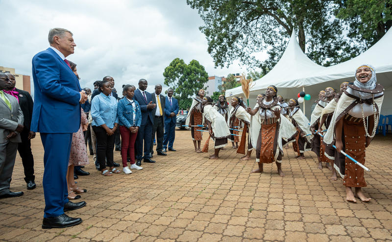 Klaus si Carmen Iohannis, la un dans traditional la un liceu de fete din Nairobi, Foto: Administratia Prezidentiala