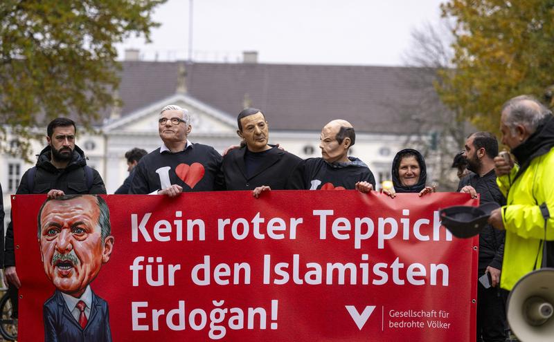 „Fără covor roșu pentru islamistul Erdogan”: Protest în Germania în timpul vizitei președintelui turc, Foto: Monika Skolimowska / AFP / Profimedia Images