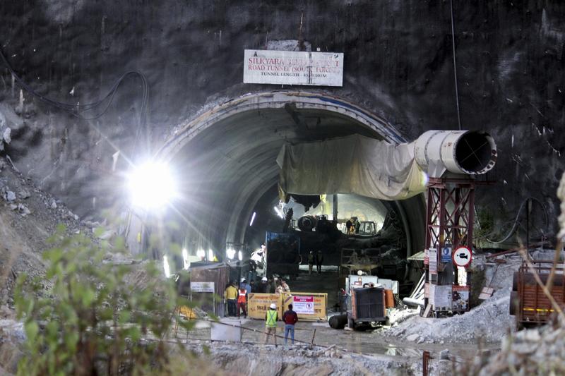 Zeci de muncitori au rămas blocaţi într-un tunel prăbuşit în India, Foto: AP / AP / Profimedia