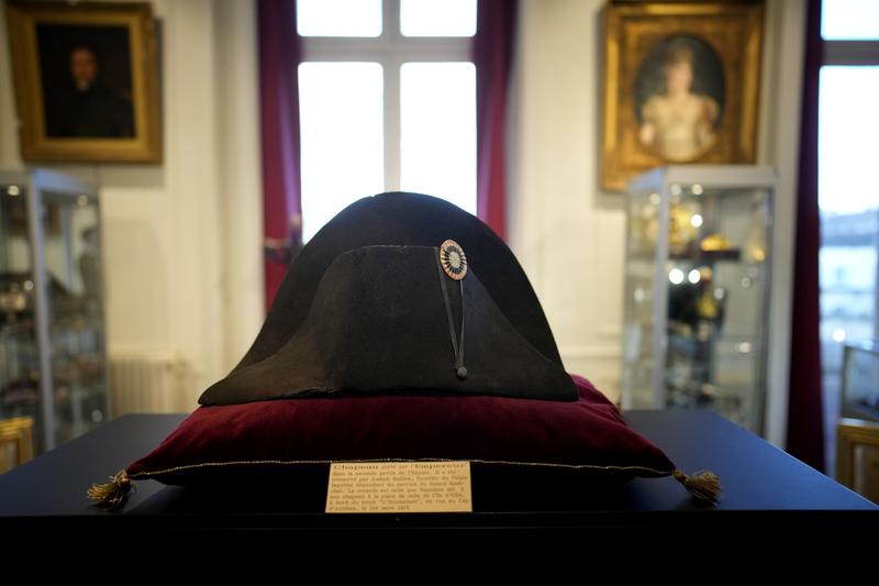 Pălărie purtată de Napoleon Bonaparte, vândută cu 2 milioane de euro, Foto: Christophe Ena / AP / Profimedia