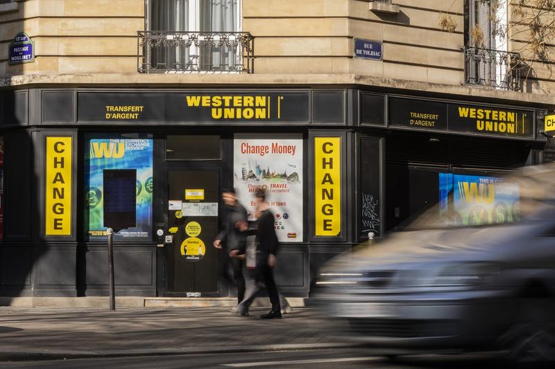 Oficiu trimitere - primire bani , Foto: Vincent Isore / Zuma Press / Profimedia