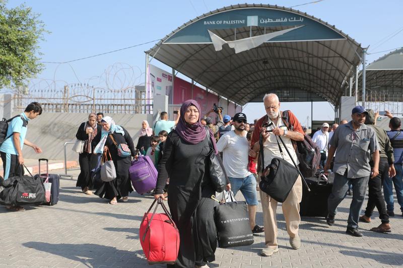 Oamenii trec din Fâșia Gaza către Egipt prin frontiera de la Rafah din sudul Fâșiei Gaza, 1 noiembrie 2023, Foto: Khaled Omar / Xinhua News / Profimedia
