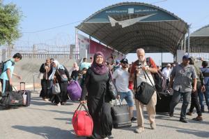 Oamenii trec din Fâșia Gaza către Egipt prin frontiera de la Rafah din sudul Fâșiei Gaza, 1 noiembrie 2023, Foto: Khaled Omar / Xinhua News / Profimedia