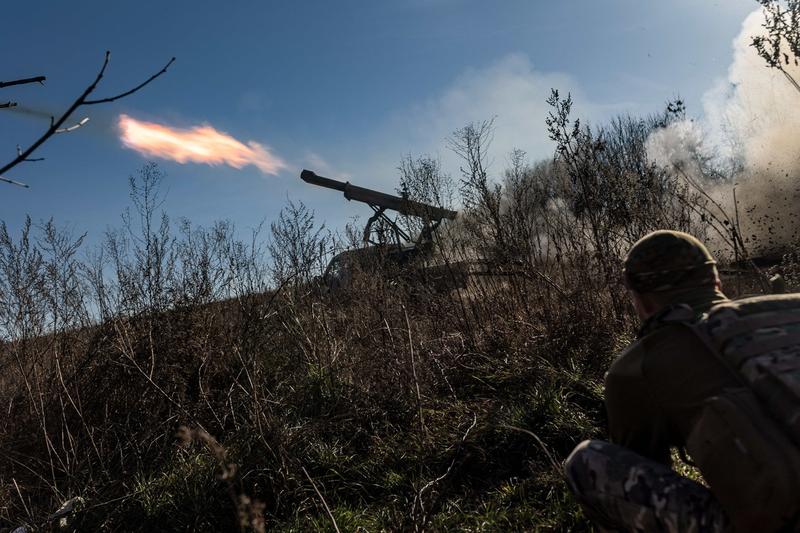 Soldați ucraineni trag obuze în direcția Bahmut, Foto: AA/ABACA / Abaca Press / Profimedia
