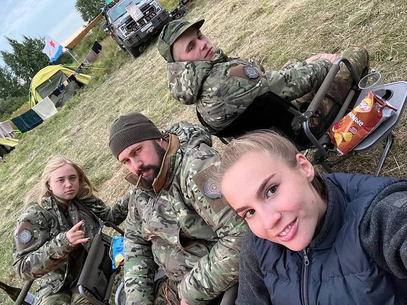 Pavel Prigojin (jos-centru), alaturi de sora sa Veronika (stanga) si sotia sa Ekaterina (dreapta), Foto: WillWest News / Profimedia Images