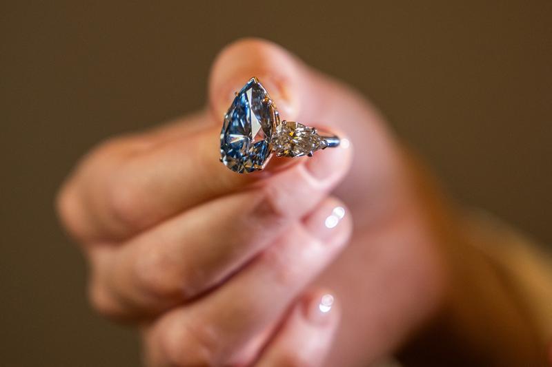 Diamantul „Blue Royal”, Foto: Pierre Albouy / AFP / Profimedia Images