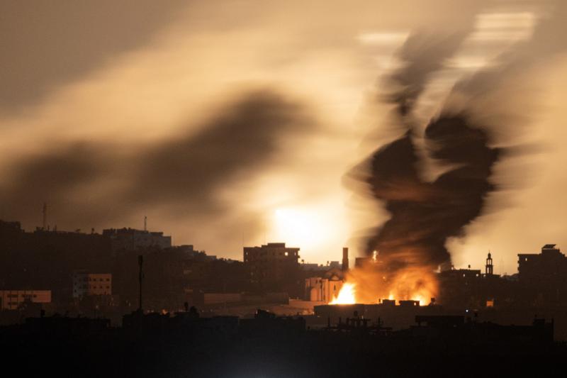 Fotografie făcută în sudul Israelului arată o explozie care luminează cerul în timpul unei lovituri israeliene asupra Fâșiei Gaza în 19 noiembrie 2023, Foto: Kenzo TRIBOUILLARD / AFP / Profimedia